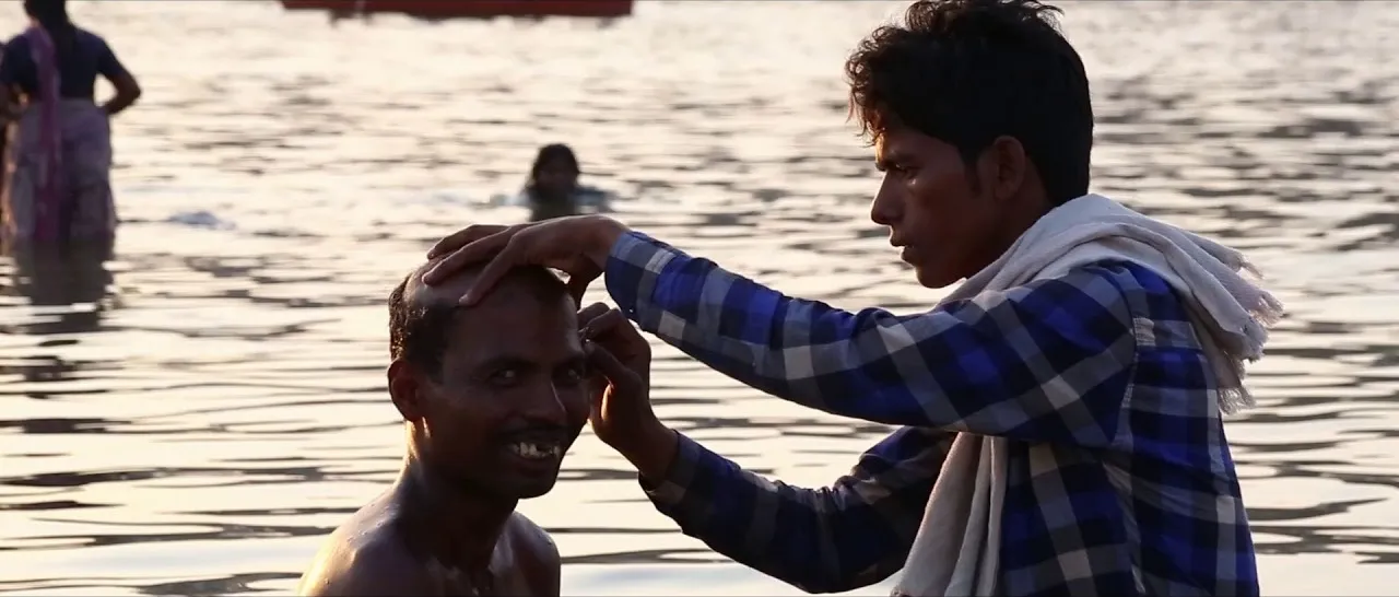 Fotogramma dal video India in 180"
